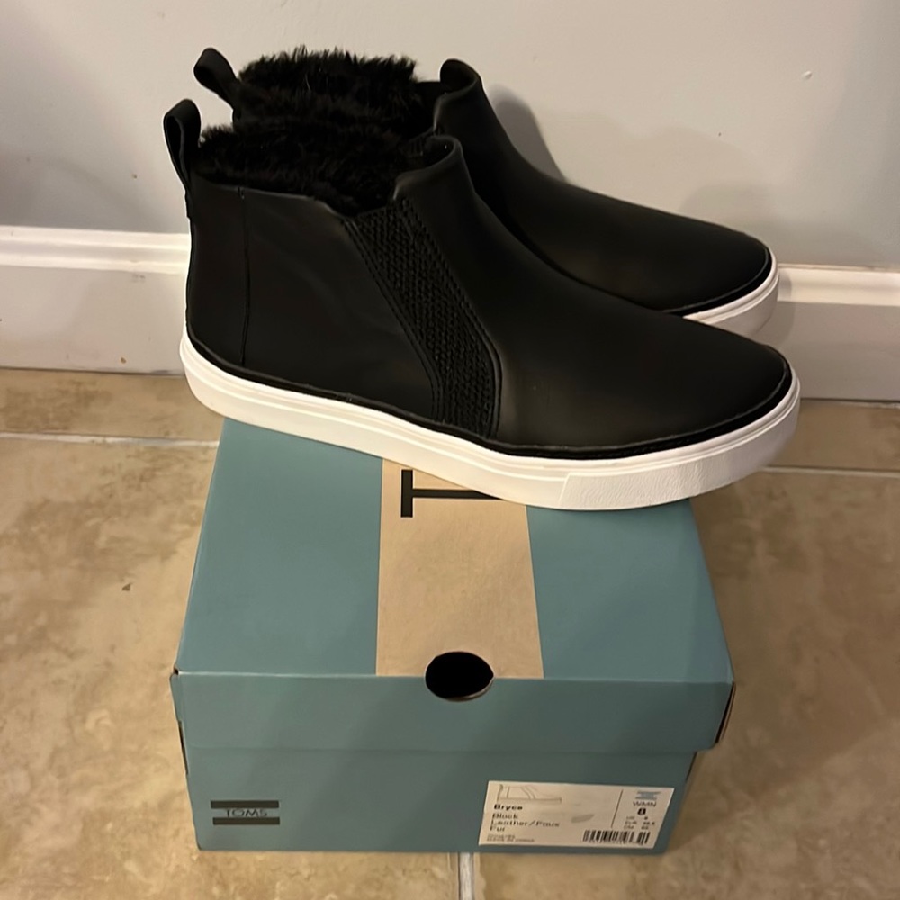 TOMS- Bryce slip on sneakers size 8